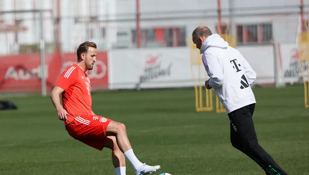 Harry Kane tập với bóng cùng chuyên gia thể lực Holger Broich