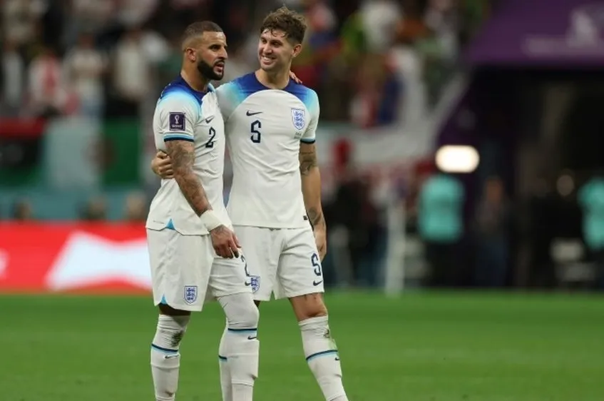 Kyle Walker (trái) và John Stones đều bỏ lỡ trận gặp Arsenal
