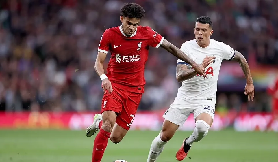 Luis Diaz (trái) ghi bàn vào lưới Tottenham nhưng bị VAR từ chối