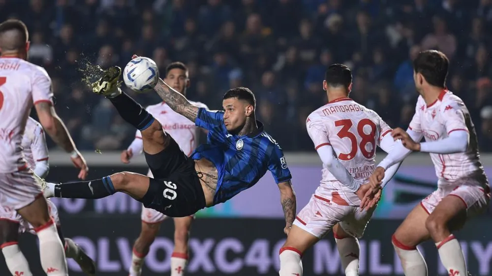 Gianluca Scamacca tung quả vô lê ghi bàn tuyệt đẹp cho Atalanta