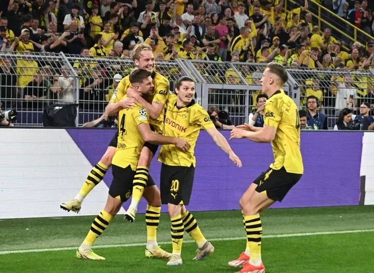 Các cầu thủ Dortmund ăn mừng bàn thắng của Niclas Fullkrug (trái)