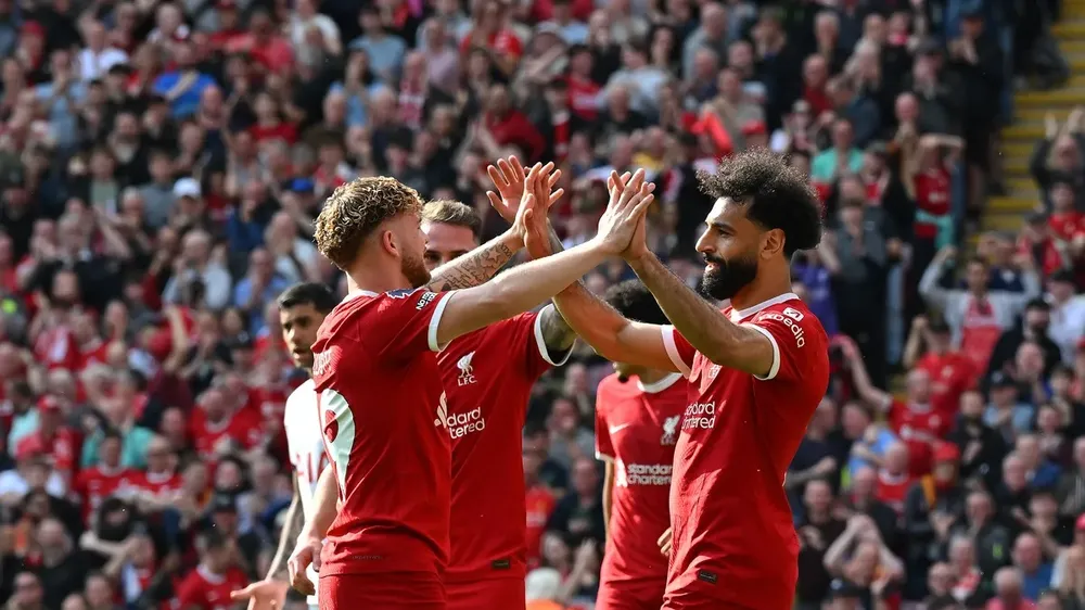 Mo Salah (phải) mang đến cơn mưa bàn thắng ở Anfield