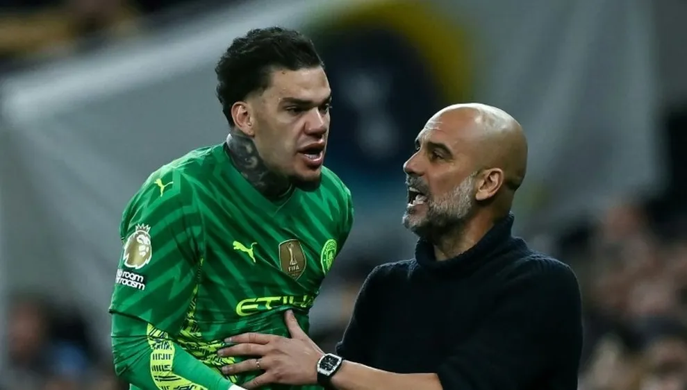 Thủ môn Ederson phản ứng với quyết định của Pep