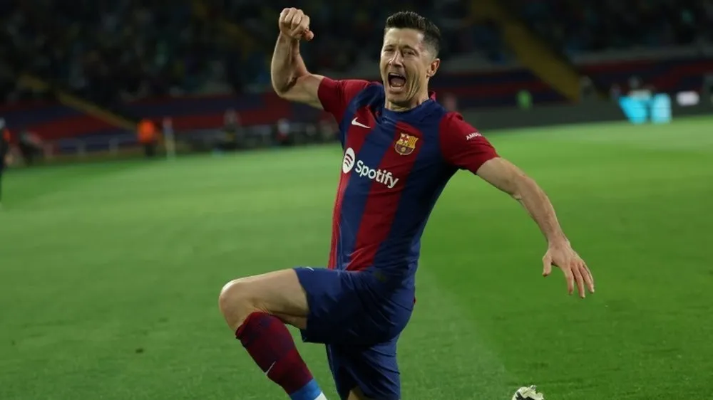 Robert Lewandowski ăn mừng bàn thắng, nhưng Barcelona tốn tiền