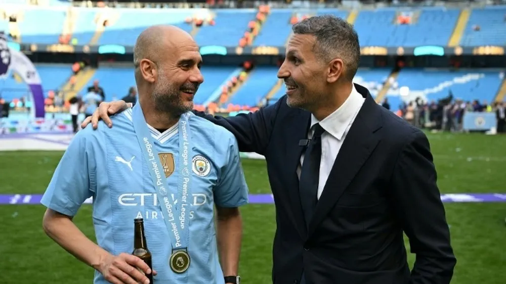 Chủ tịch Khaldoon Al Mubarak và Pep Guardiola trong ngày đăng quang