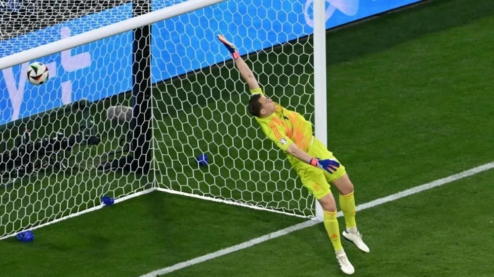 Manuel Neuer liên tục phạm sai lầm