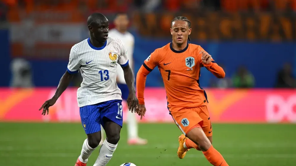N'Golo Kante tranh bóng với Xavi Simons (Hà Lan)