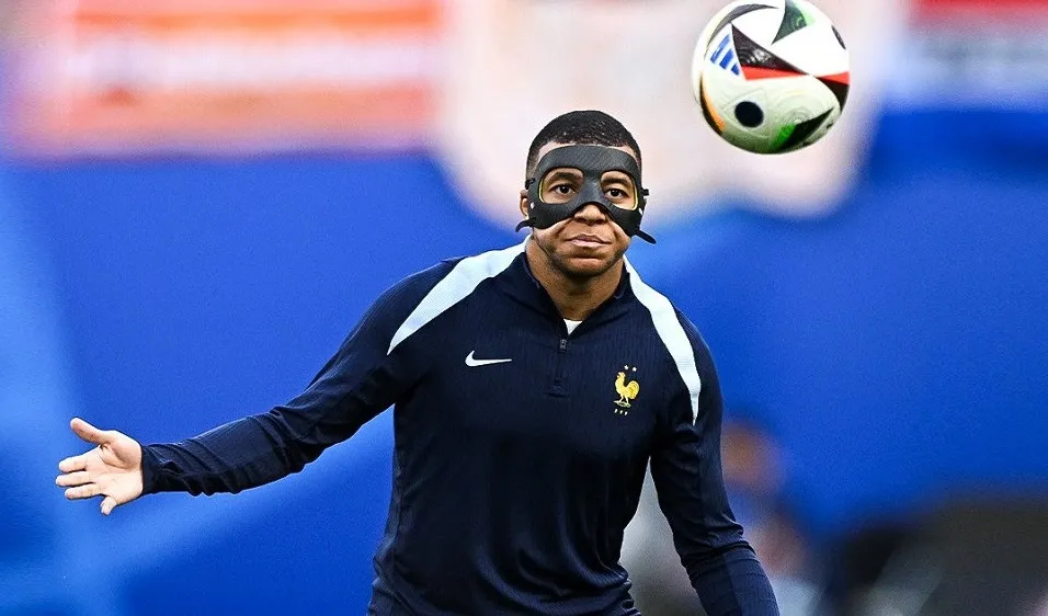 Kylian Mbappe đã thay mặt nạ mới để tham gia buổi đá tập