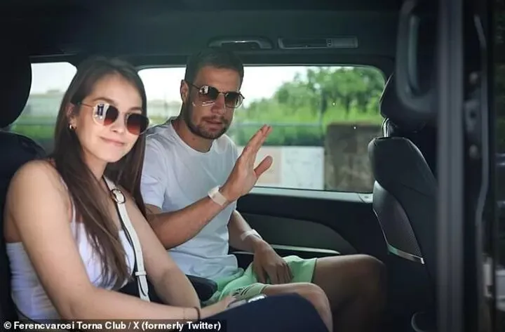 Barnabas Varga xuất viện cùng bạn gái Laura Skrapits 