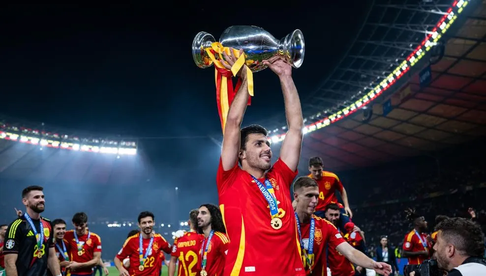 Rodri giương cao chiếc cúp Henri Delaunay