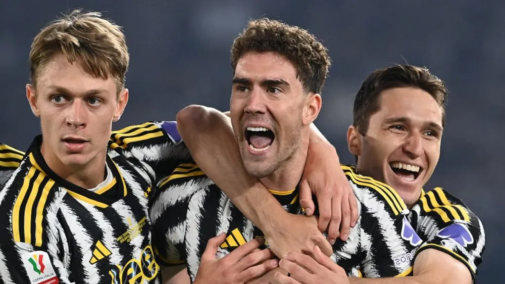 Federico Chiesa (phải) và Dusan Vlahovic (giữa) trong đội hình Juventus