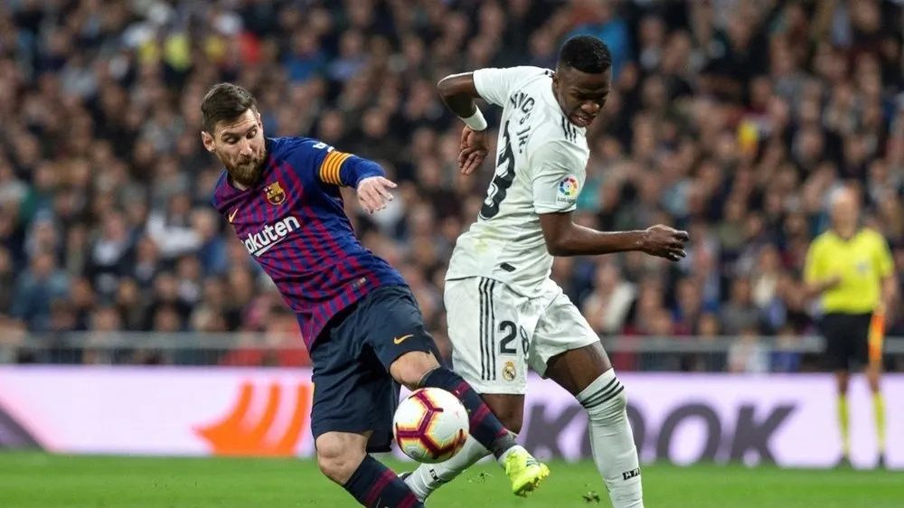 Leo Messi (trái, Barcelona) trong trận Siêu kinh điển với Real Madrid
