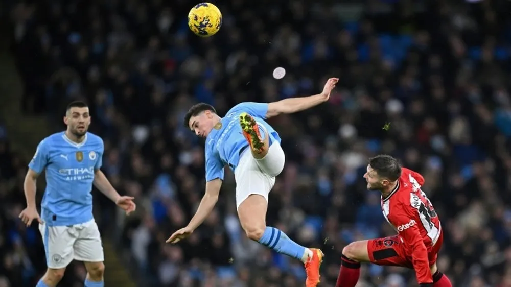 Julian Alvarez (giữa) đang cân nhắc tương lai ở Man City