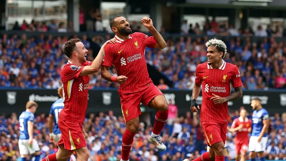 Diogo Jota (trái) ăn mừng bàn thắng cùng Mohamed Salah