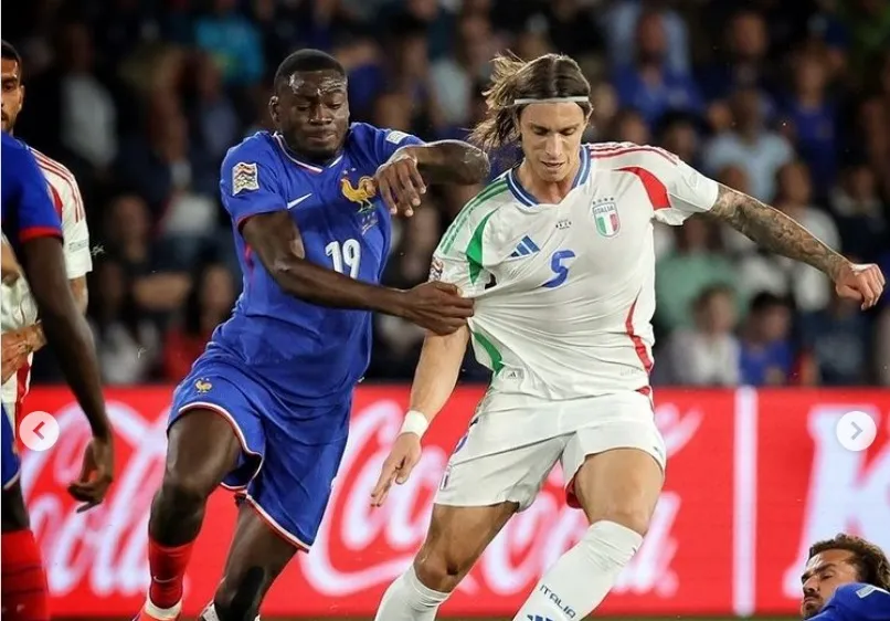 Riccardo Calafiori đi bóng giữa hai cầu thủ Pháp