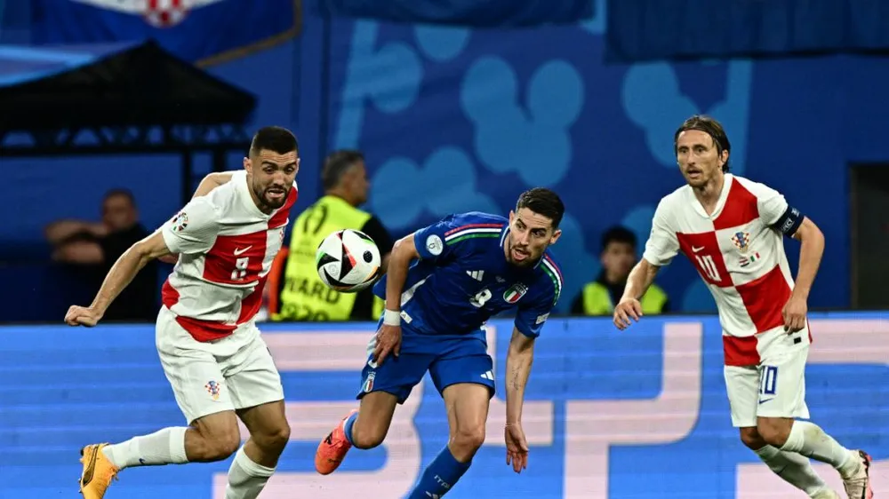 Jorginho (giữa) khó lòng trở lại Azzurri vì phong độ sa sút