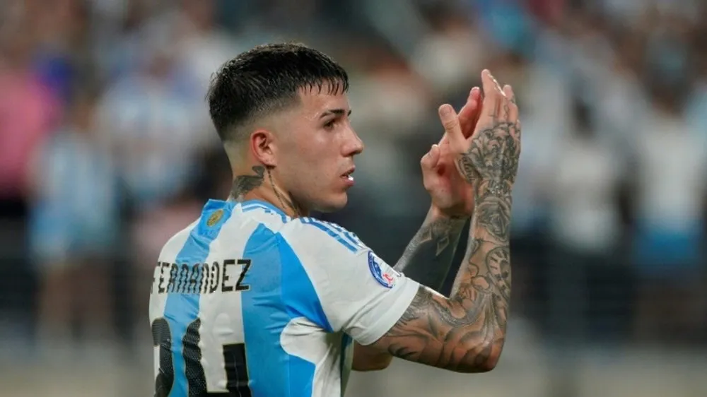 Enzo Fernandez thoát án phạt của FA