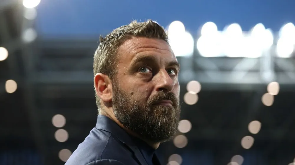 Daniele De Rossi đã trở thành vật tế thần chỉ sau 4 vòng đấu