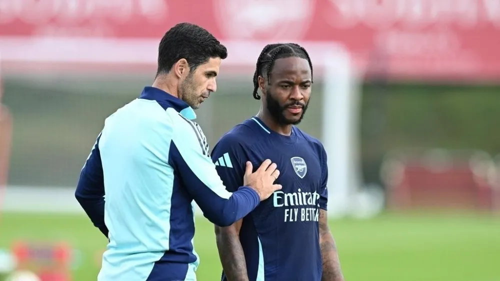 HLV Mikel Arteta và Raheem Sterling trên sân tập