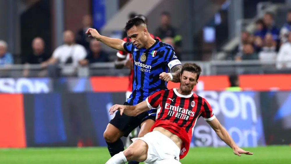 Lautaro Martinez (trái) sa sút kéo theo phong độ kém cỏi của Inter Milan 