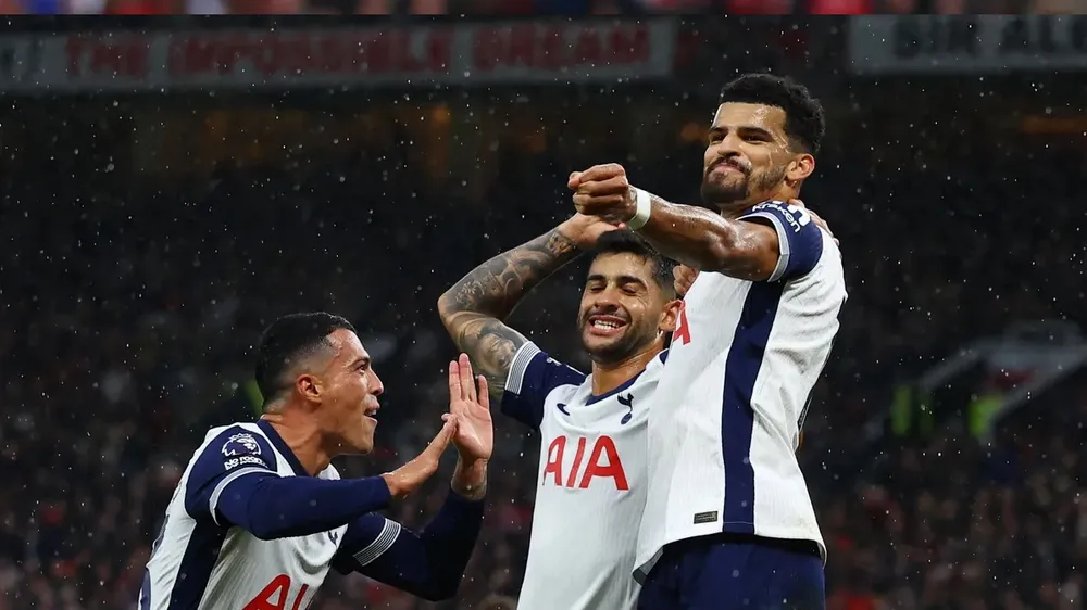 Các cầu thủ Tottenham ăn mừng chiến thắng dễ dàng trên sân Old Trafford