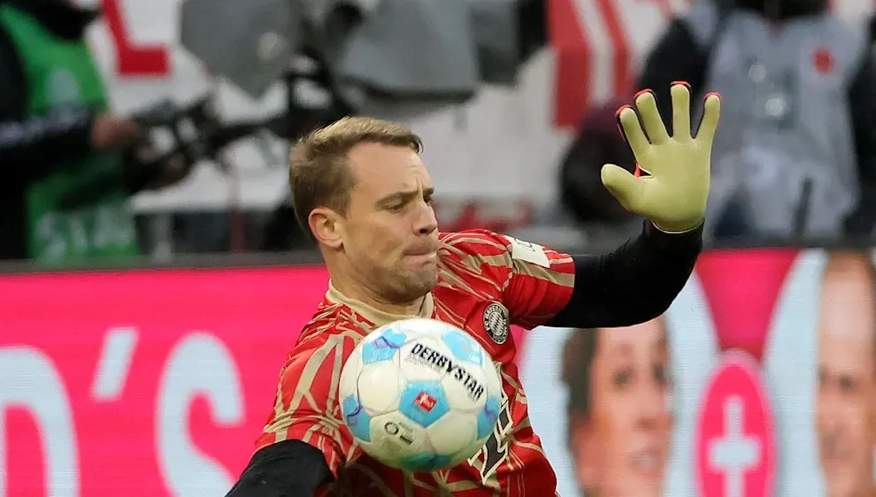 Thủ môn Manuel Neuern cũng trả giá cho một pha dâng cao