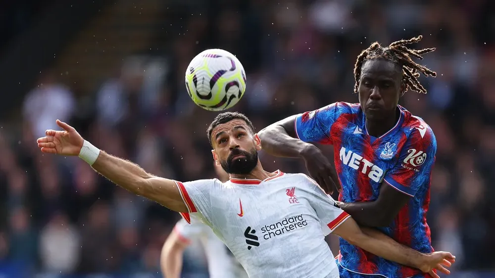 Mo Salah tranh bóng với hậu vệ Crystal Palace