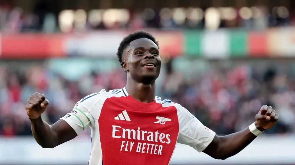 Bukayo Saka tỏa sáng trên sân Emirates