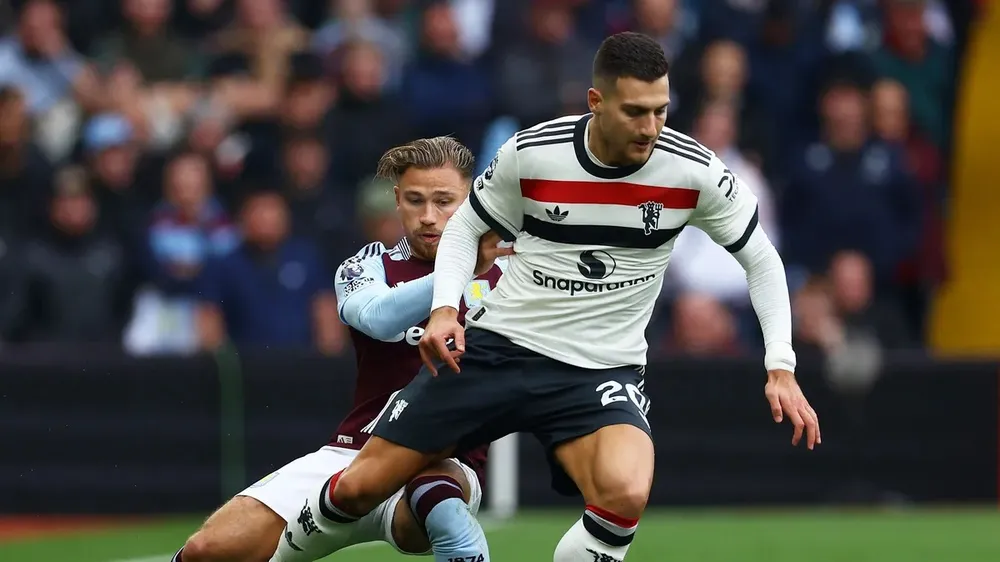 Martin Cash (Aston Villa) tranh bóng với Diogo Dalot (Man United)