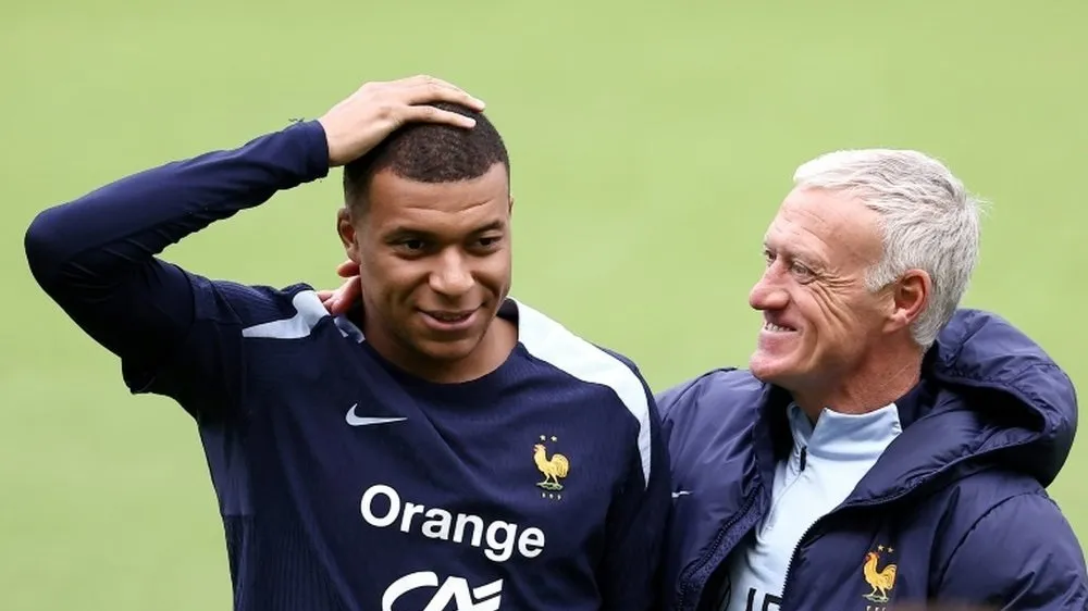 Kylian Mbappe và HLV tuyển Pháp Didier Deschamps