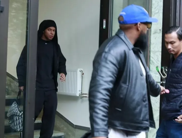 Kylian Mbappe bí mật sang Stockholm