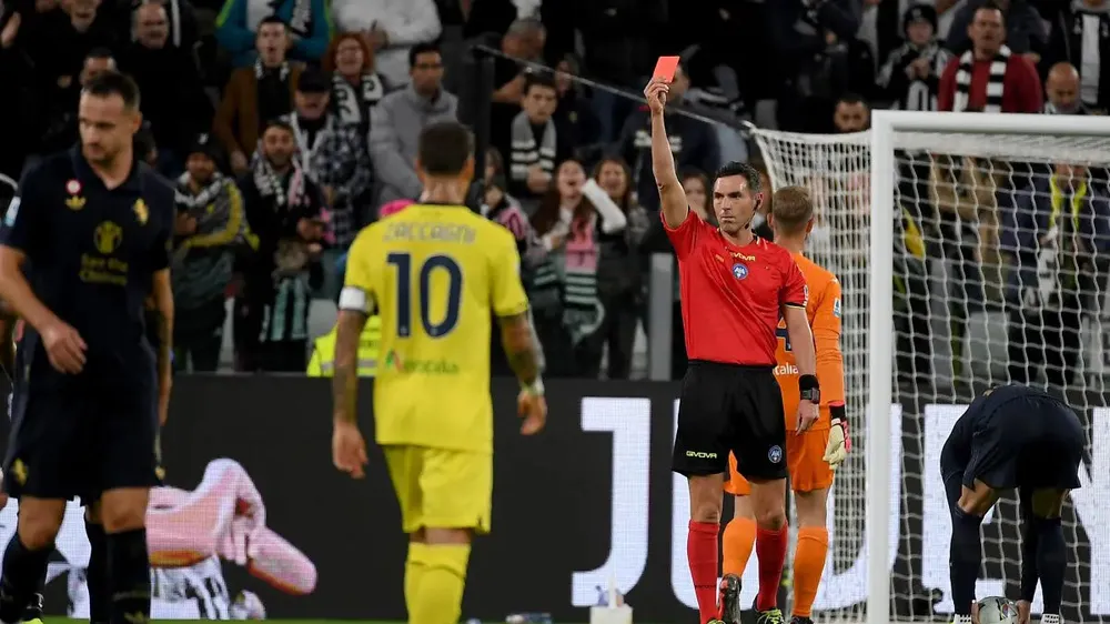Trọng tài Juan Sacchi rút thẻ đỏ với Alessio Romagnoli