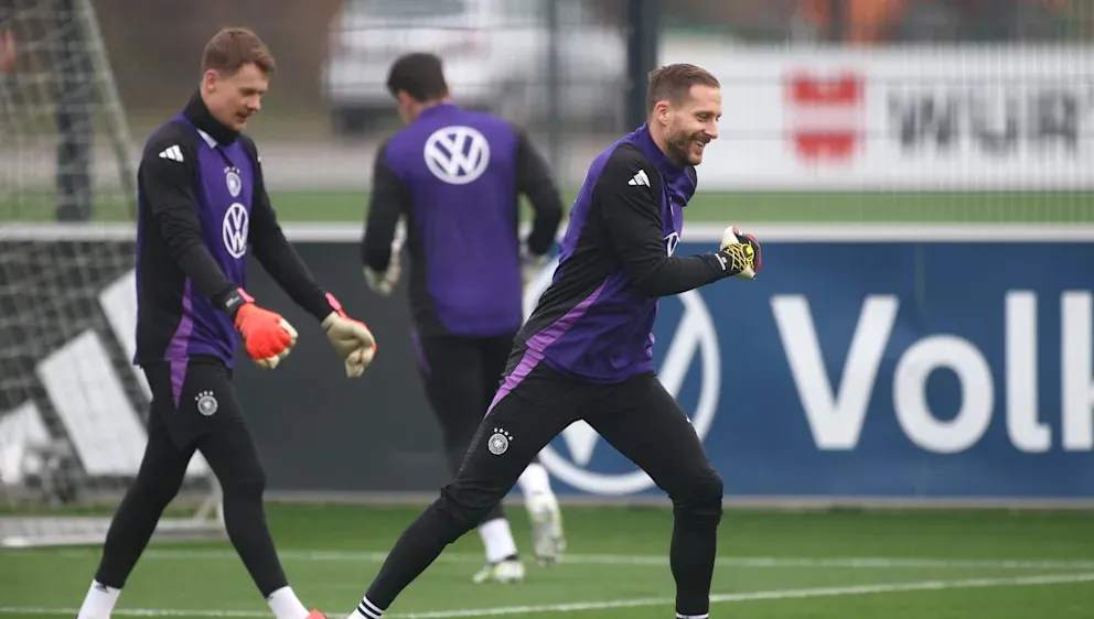Alexander Nubel (trái) và Oliver Baumann