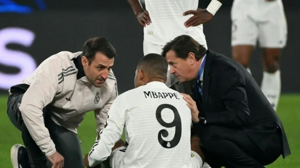 Các bác sĩ Real Madrid kiểm tra cơn đau của Kylian Mbappe trên sân