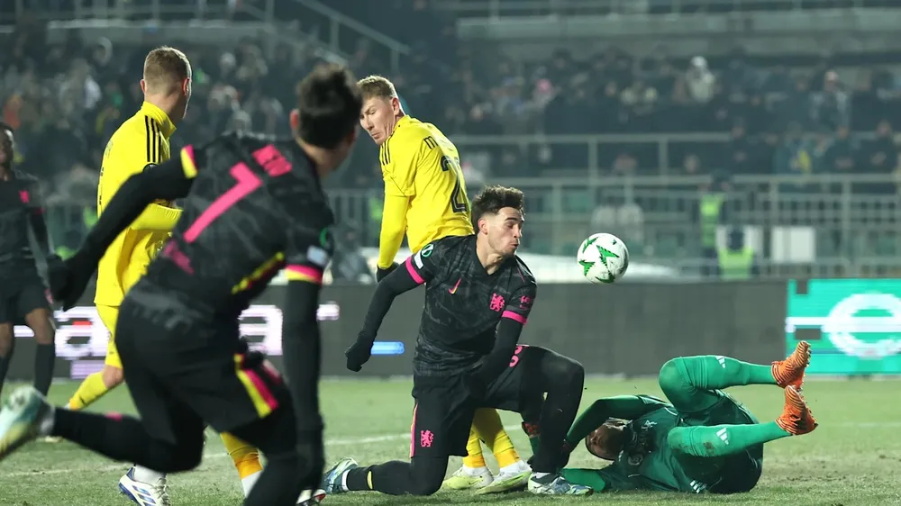 Marc Guiu (giữa) khiến hậu vệ Astana đốt lưới nhà phút 20