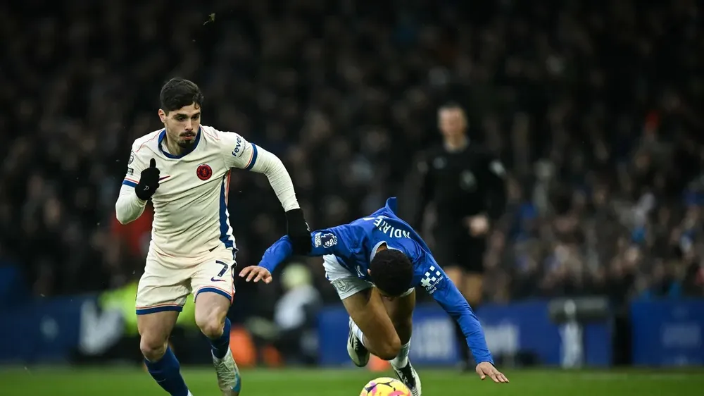 Pedro Neto quấy phá ở cánh phải nhưng không thể làm rối loạn phòng tuyến Everton
