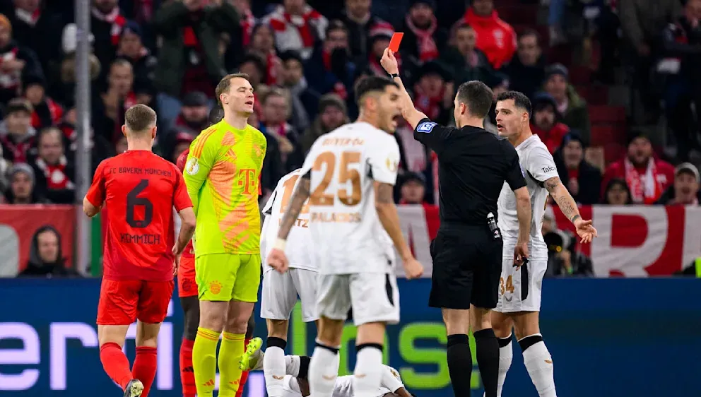 Manuel Neuer bị thẻ đỏ ở trận Cúp Quốc gia với Bayer Leverkusen