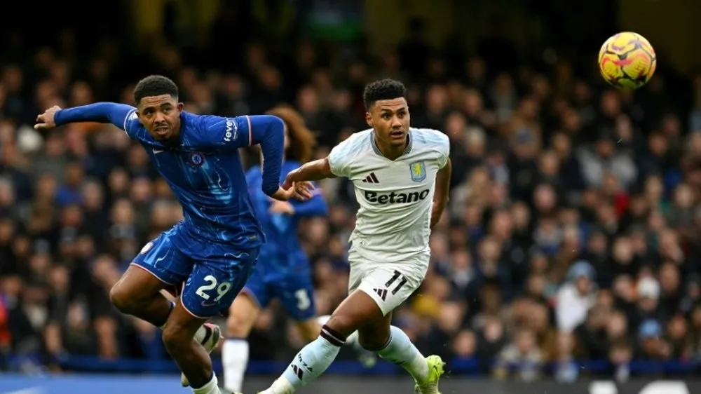 Wesley Fofana (trái) tranh bóng với Ollie Watkins (Aston Villa)