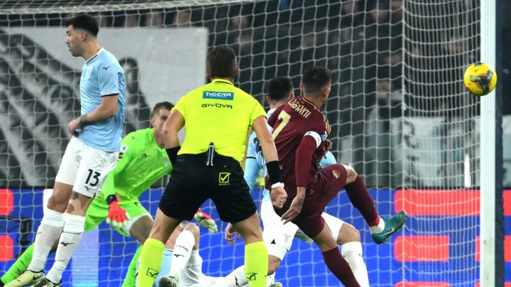 Lorenzo Pellegrini ghi bàn mở tỷ số trong trận derby Roma