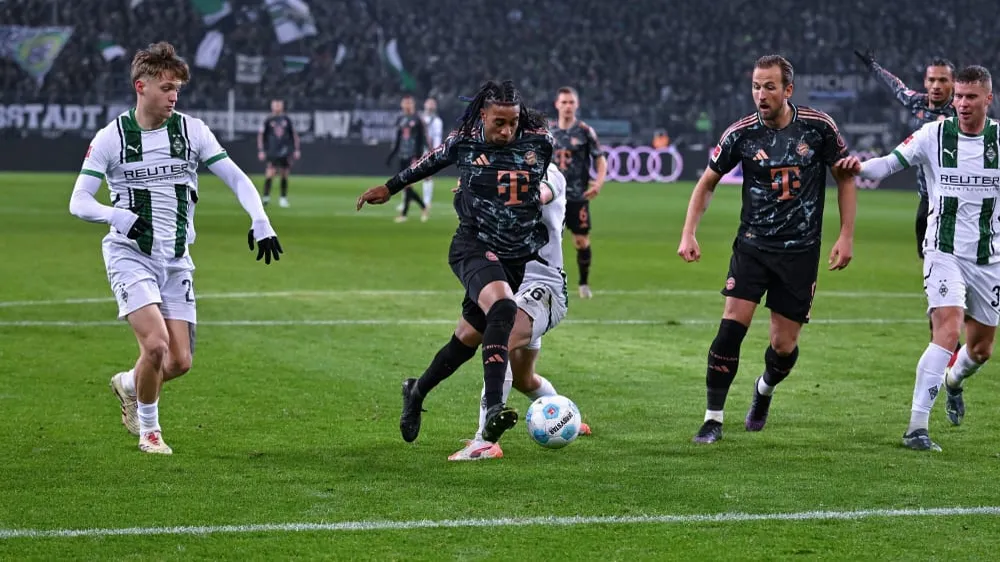 Pha bóng Micheal Olise té ngã khiến trọng tài Felix Zwayer thổi 11m cho Bayern Munich
