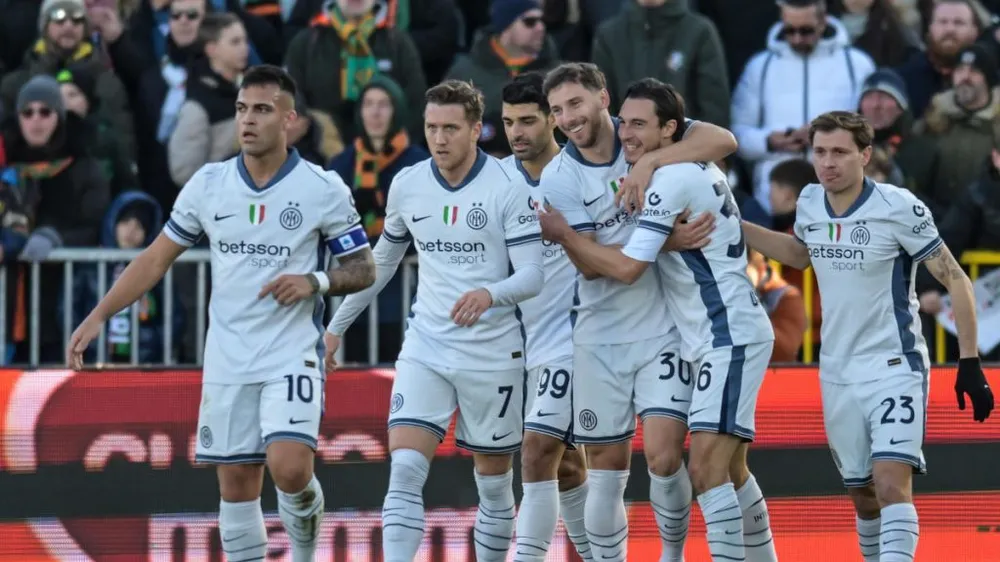 Inter Milan ăn mừng bàn thắng của Matteo Darmian