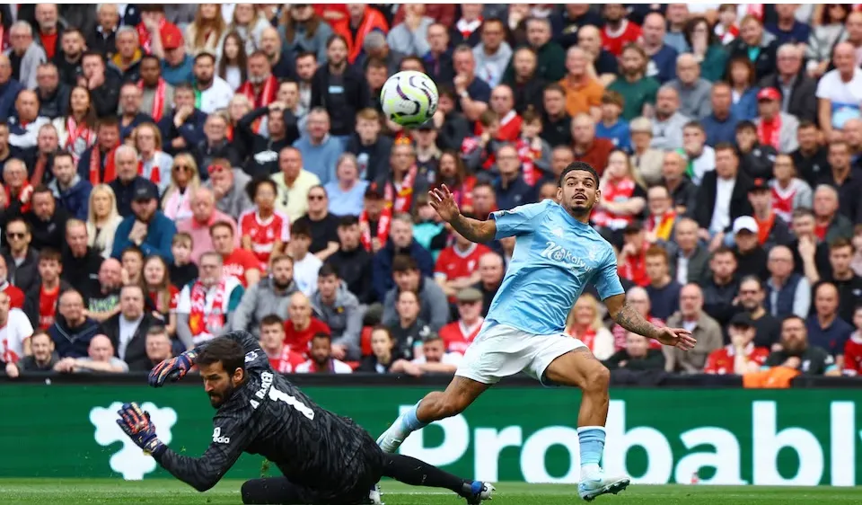 Thủ thành Alisson vất vả cản phá cú sút cùa Nottingham Forest ở lượt đi