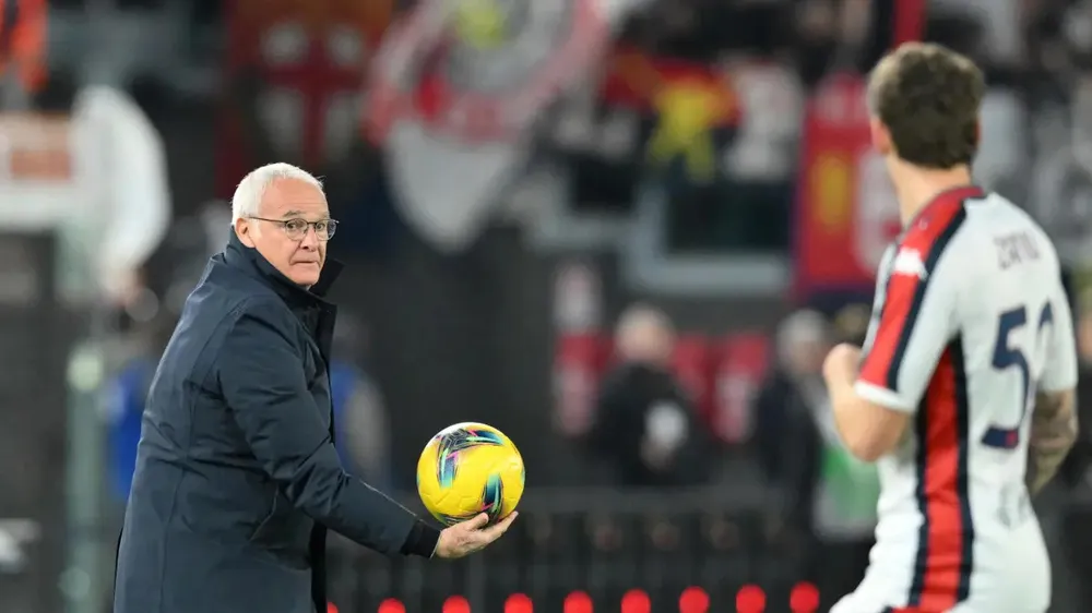 HLV Claudio Ranieri trong trận thắng Genoa