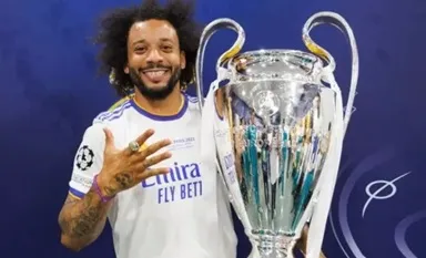 Marcelo khie chiếc cúp Champions League lần 5 của Madrid