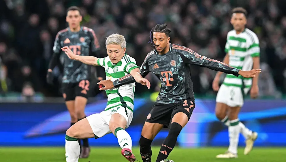 Michael Olise (phải) trong tình huống mở tỷ số trận đấu cho Bayern Munich