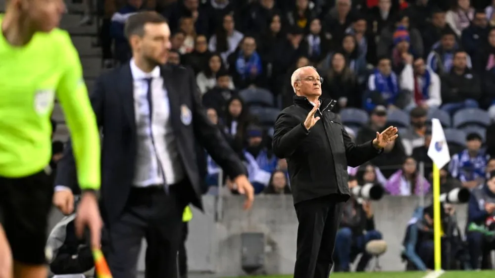 HLV Claudio Ranieri thất vọng với trọng tài Stieler trong trận gặp Porto