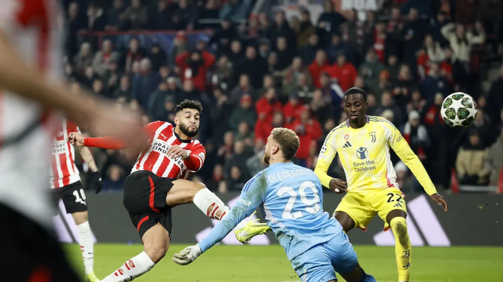 Ismael Saibari (trái) ghi bàn vào lưới Juventus