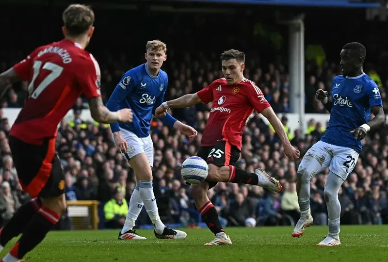 Manuel Ugarte ghi bàn thắng đầu tiên của mình cho Man United