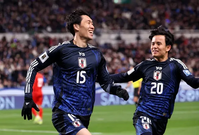 Daichi Kamada và Takefusa Kubo ăn mừng bàn thắng mở tỷ số