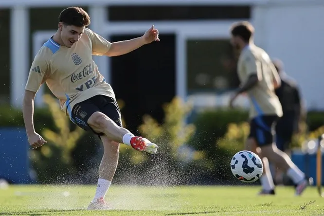 Tiền đạo Julian Alvarez trên sân tập tuyển Argentina